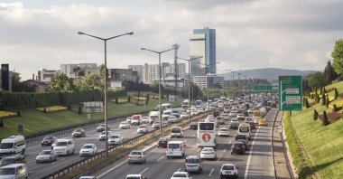 Traffic flows on a highway in Tepeüstü, a neighborhood of Istanbul's Ümraniye district, Turkey, May 15, 2017. (iStock Photo)