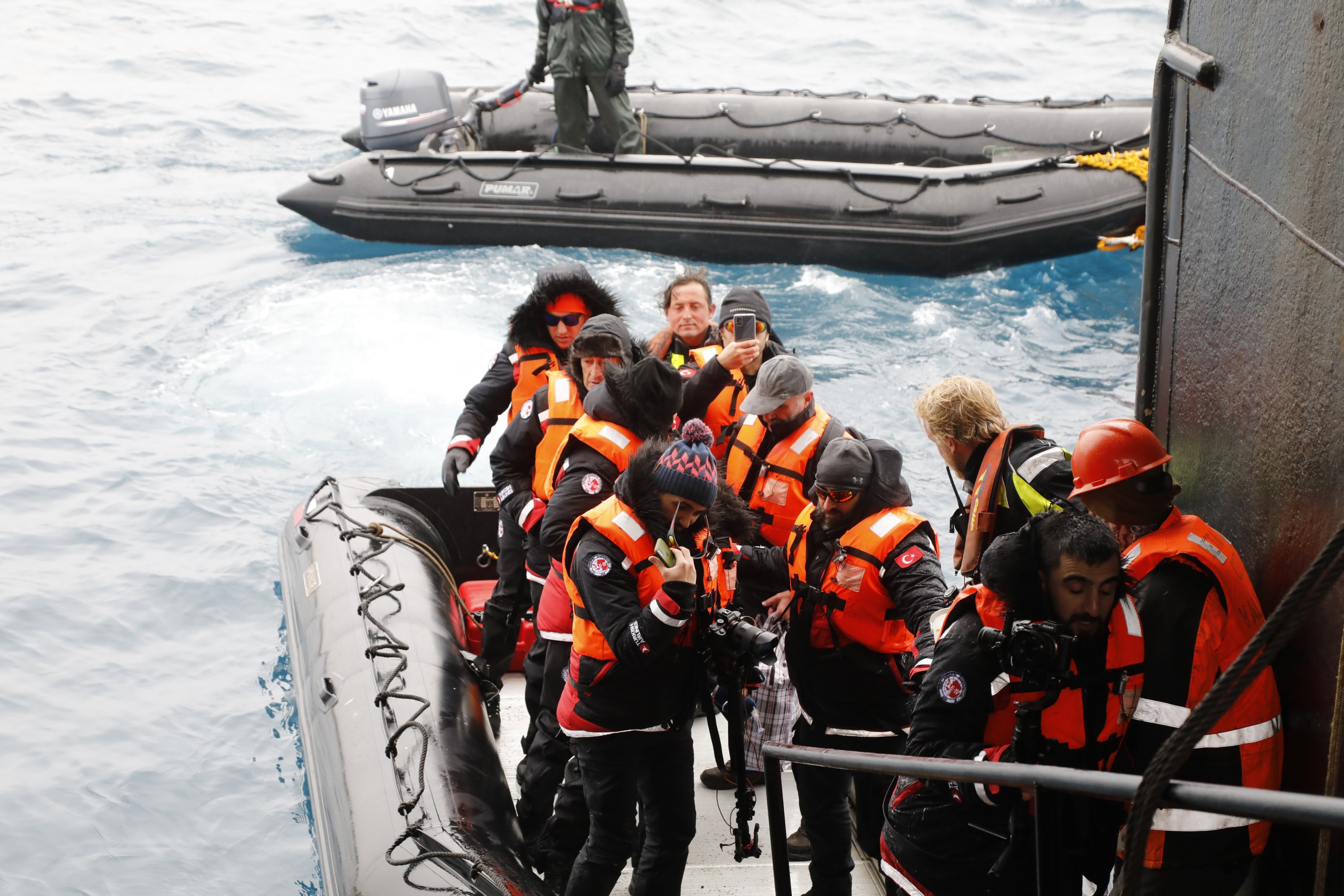 Half of the team arrived at the ship via boats. (Photos by Hayrettin Bektaş)