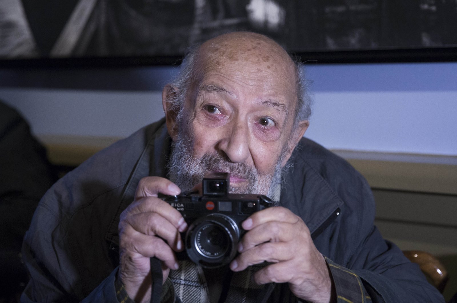 Ara Güler is seen with his camera in this photo in Istanbul, Oct. 30, 2015. (AA PHOTO)