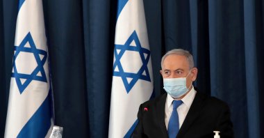 Israeli Prime Minister Netanyahu wears a protective mask as he holds a weekly cabinet meeting at the Foreign Ministry, Jerusalem, July 5, 2020. (REUTERS Photo)