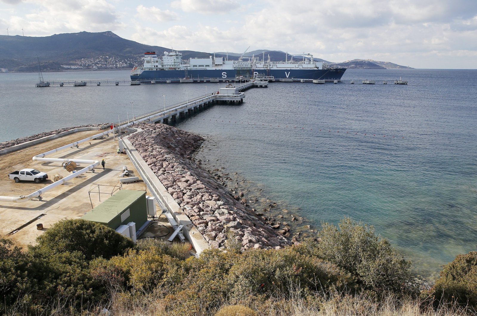 Turkey's first ever floating storage regasification facility (FSRU) docked on Izmir Aliağa port, Dec. 11, 2016. (AA Photo)