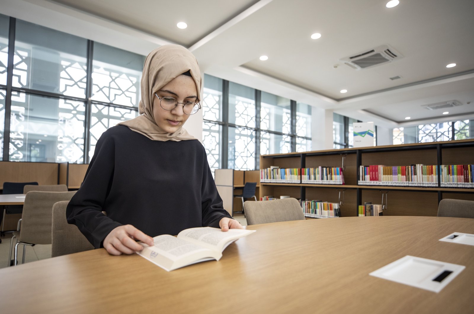 Iclal Dağcı, a 10th-grade student at Kartal Anatolian Imam-Hatip High School in Istanbul, speaks five languages including English, French, Italian, Arabic and Spanish. (AA Photo)