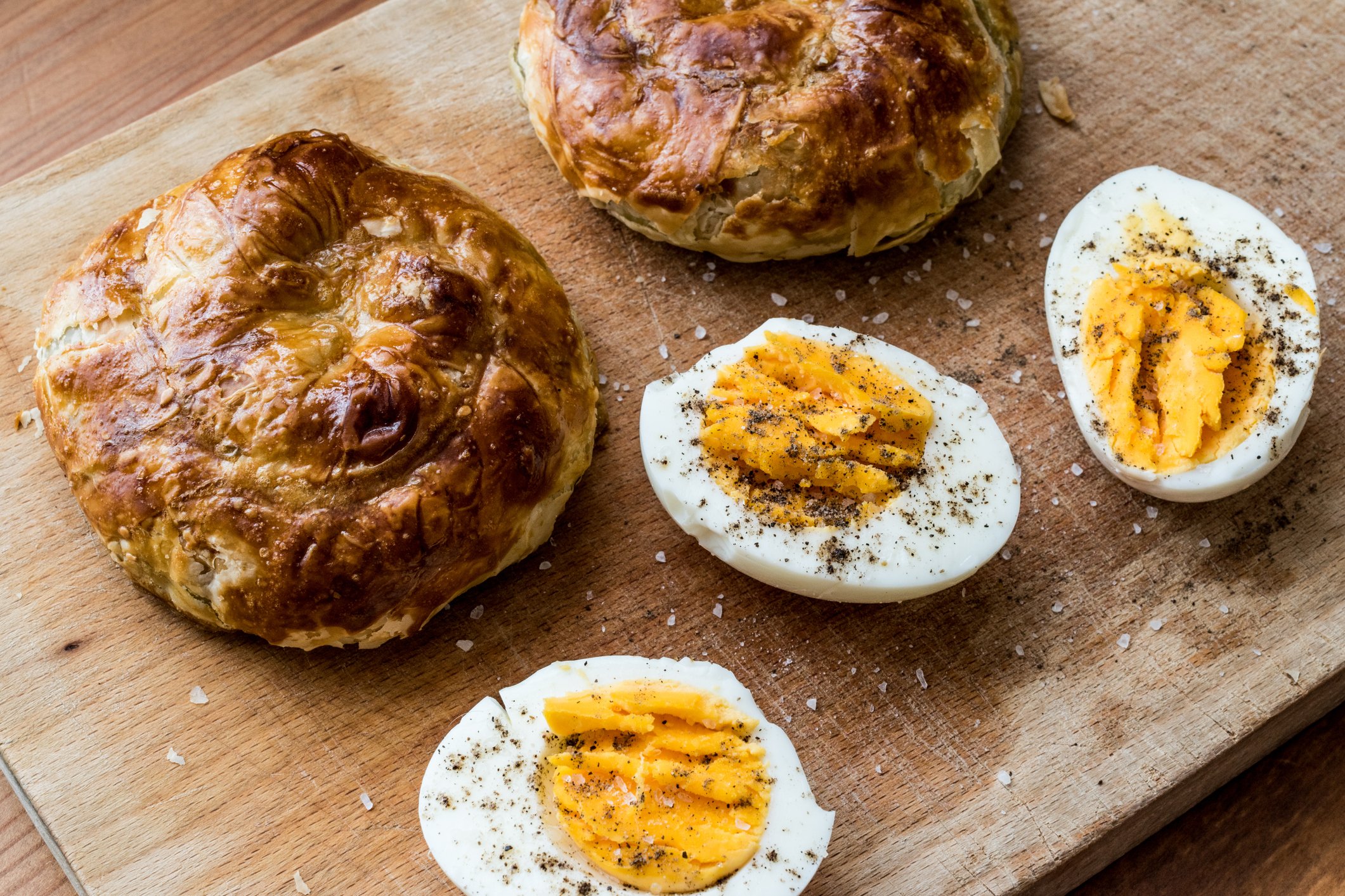 If you wish to experience a typical Izmir breakfast, all you need is some flaky boyoz, some tea and a boiled egg. (iStock Photo)