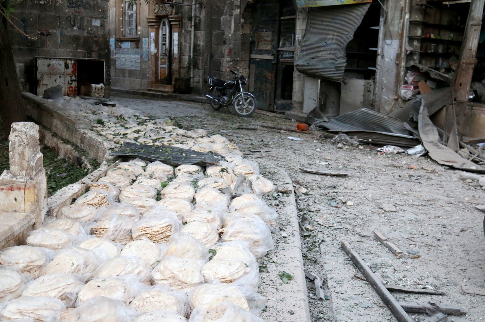 Stacks of bread are seen at a damaged site after an airstrike in the opposition-held Bab al-Maqam neighborhood of Aleppo, Syria, Sept. 28, 2016. (Reuters Photo)