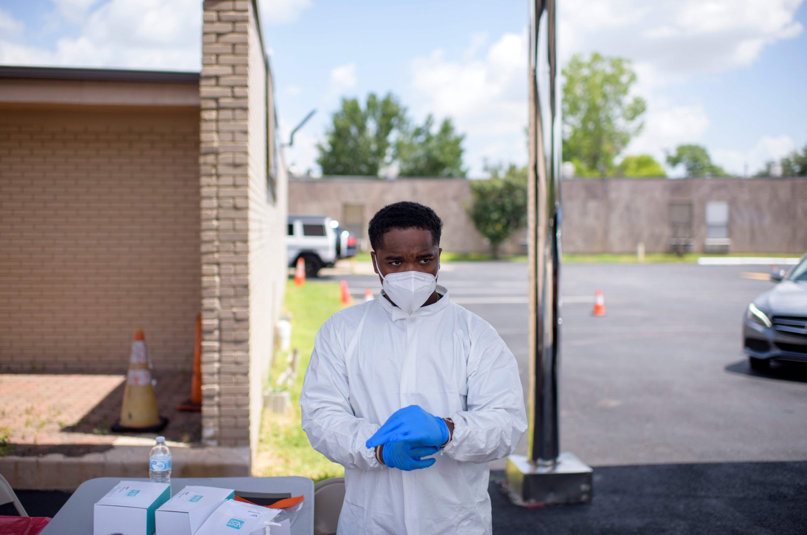 A healthcare worker puts on additional personal protective equipment at a COVID-19 testing site at United Memorial Medical Center in Houston, Texas, on July 9, 2020. (AFP Photo)