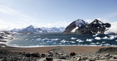 Ice floes can be seen floating in the cold waters of Antarctica. (Photo by Hayrettin Bektaş)