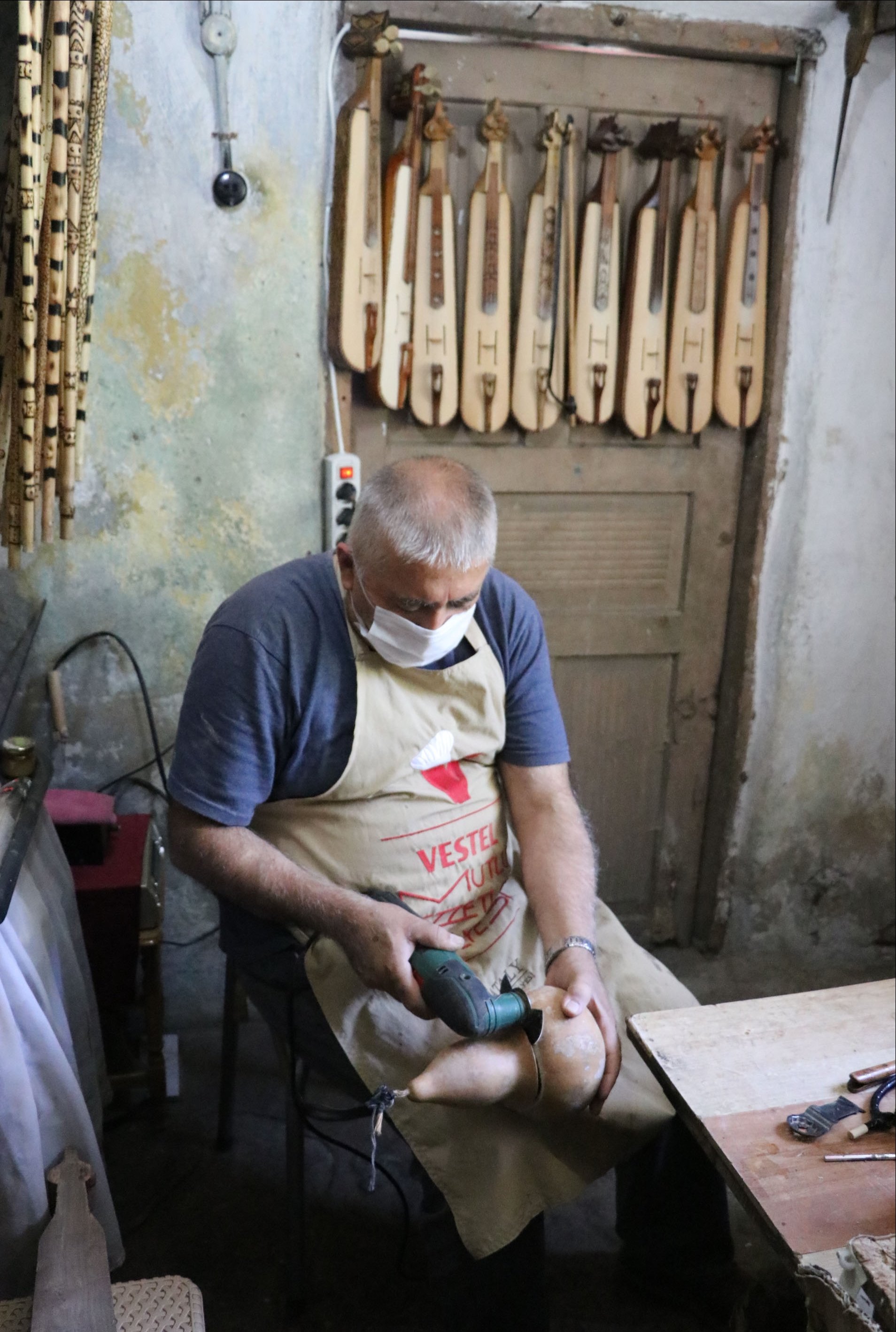 Hikmet Yılmaz makes a kabak kemane in Zonguldak, northern Turkey, July 6, 2020. (AA PHOTO)