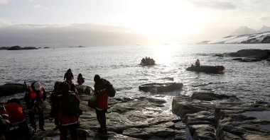 The Turkish team gathers their belongings to take them back to the ship. (Photo by Hayrettin Bektaş)