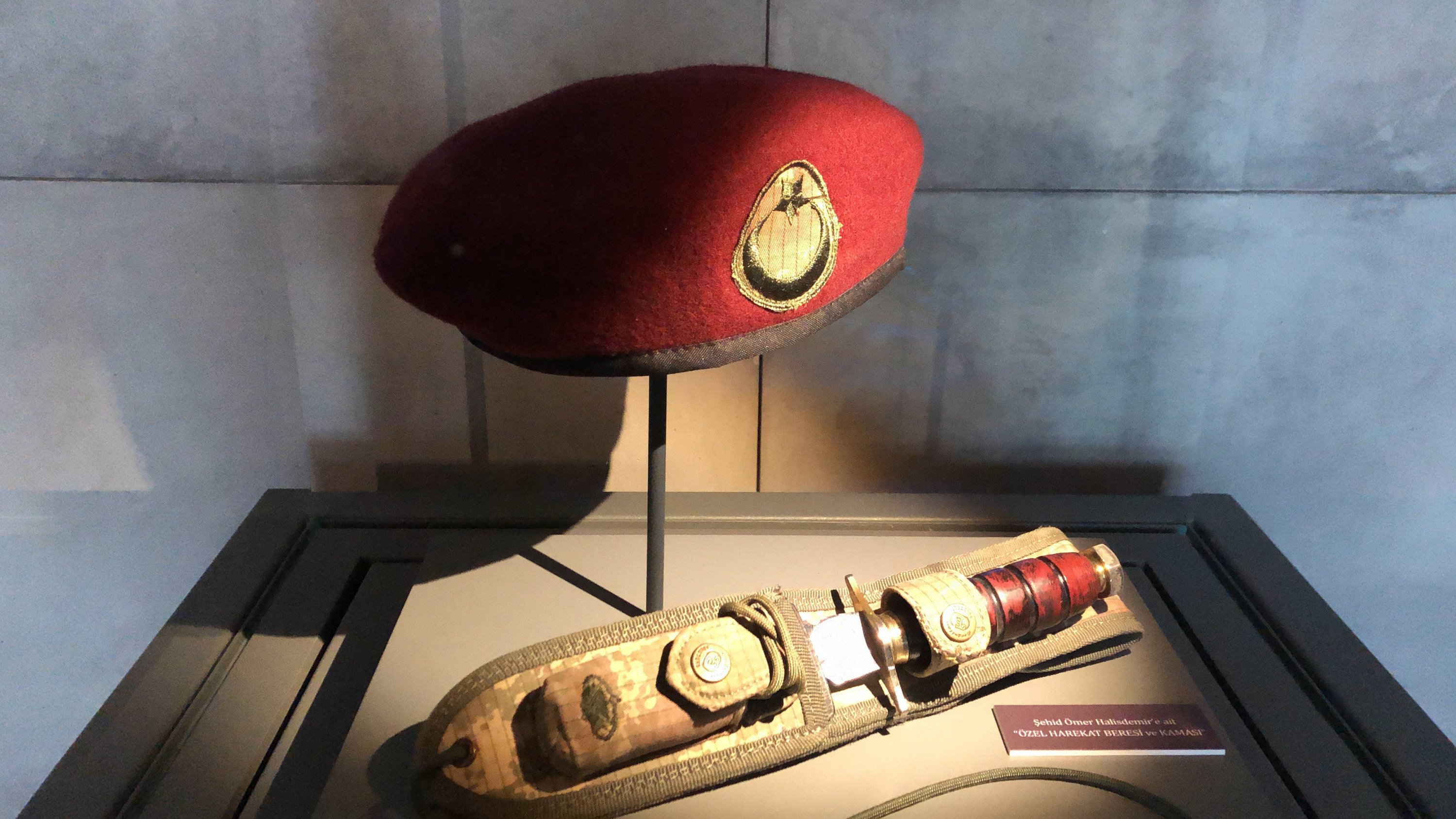 The cap and dagger of deceased non-commissioned officer Ömer Halisdemir at the museum in Istanbul, July 19, 2019. (THA PHOTO)