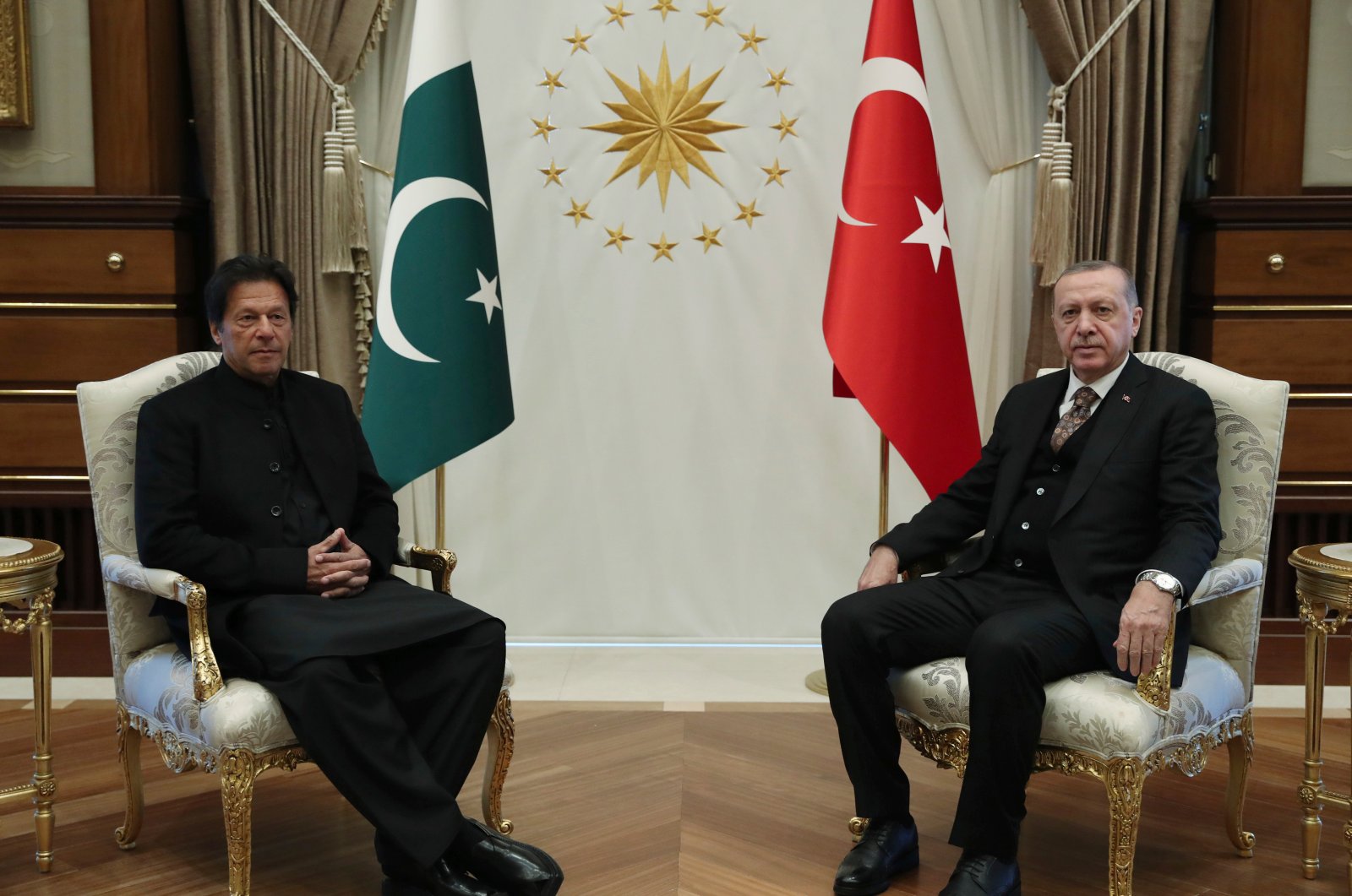 Pakistan's Prime Minister Imran Khan (L) and President Recep Tayyip Erdoğan pose for the media before a meeting, Ankara, Jan. 4, 2019. (AP Photo)