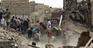 Yemenis search for survivors under the rubble of houses in a UNESCO-listed heritage site in the old city of the Yemeni capital, Sanaa, on June 12, 2015. (AFP Photo)