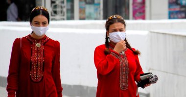 Turkmen women wearing face masks walk in Ashgabat, Turkmenistan, July 13, 2020. (AFP Photo)