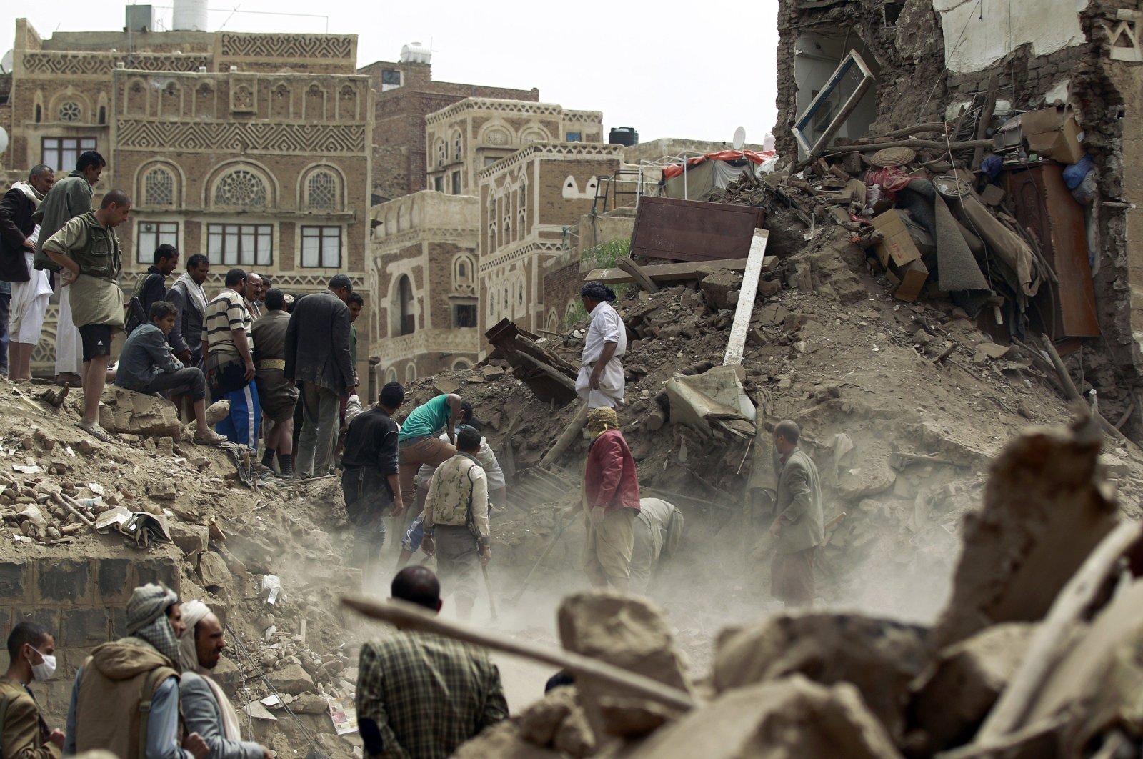 Yemenis search for survivors under the rubble of houses in a UNESCO-listed heritage site in the old city of the Yemeni capital, Sanaa, on June 12, 2015. (AFP Photo)