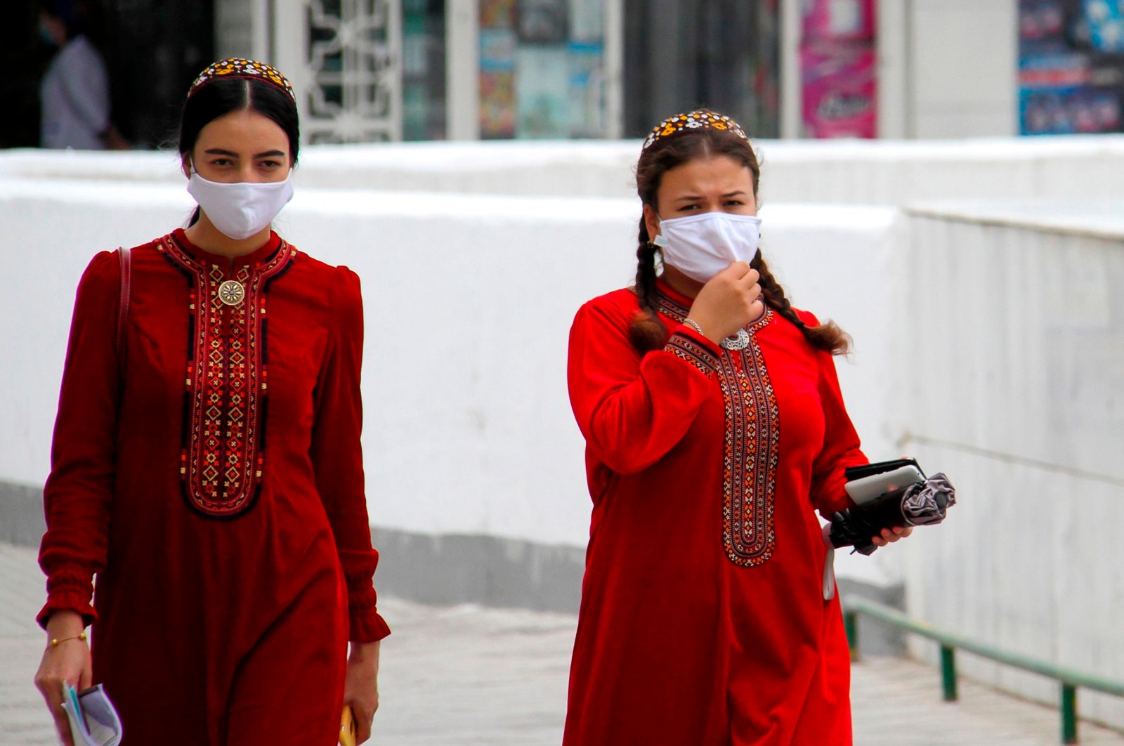 Turkmen women wearing face masks walk in Ashgabat, Turkmenistan, July 13, 2020. (AFP Photo)