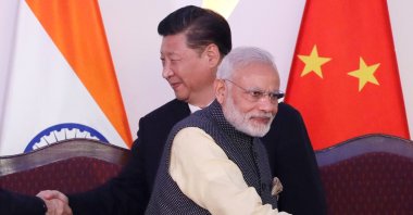 Chinese President Xi Jinping (L) and Indian Prime Minister Narendra Modi shake hands with leaders at the BRICS (Brazil, Russia, India, China and South Africa) summit, Goa, India, Oct. 16, 2016. (AP Photo)
