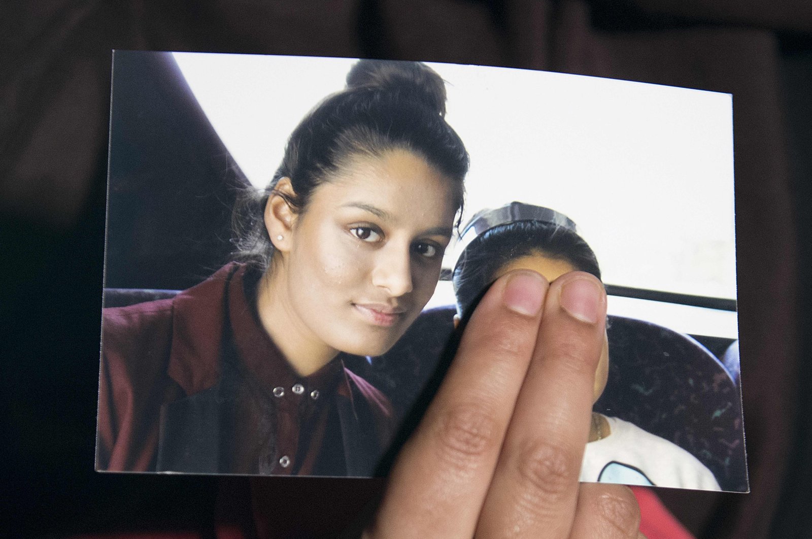 Renu, the eldest sister of British-born Shamima Begum, holds a picture of her sister while being interviewed by the media in central London, Britain, Feb. 22, 2015. (AFP Photo)
