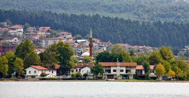 The city of Sapanca and Harmanlık Mosque (C) seen from across Sapanca Lake, Sakarya, Turkey. (iStock Photo)