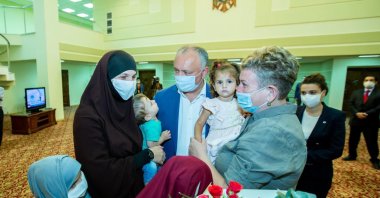 Moldovan President Igor Dodon (C) greets Natalia Barkal (2nd from L) and her children in Chisinau, Moldova, July 16, 2020. (Photo from the official Twitter account of Igor Dodon)