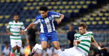 Sporting's Sebastian Coates (R) tackles Porto's Luis Diaz during the match, in Porto, Portugal, July 15, 2020. (AP Photo) 