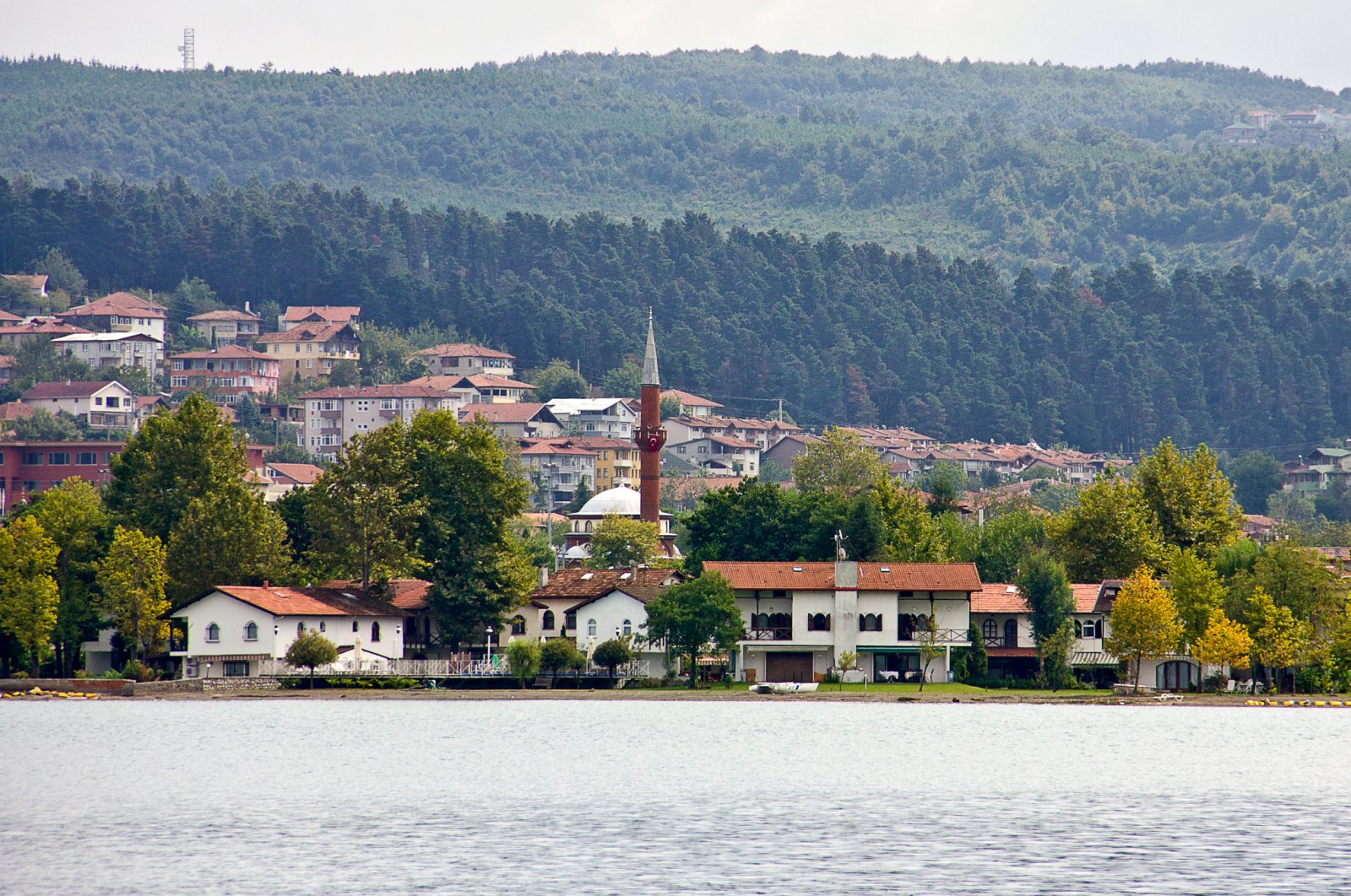 The city of Sapanca and Harmanlık Mosque (C) seen from across Sapanca Lake, Sakarya, Turkey. (iStock Photo)
