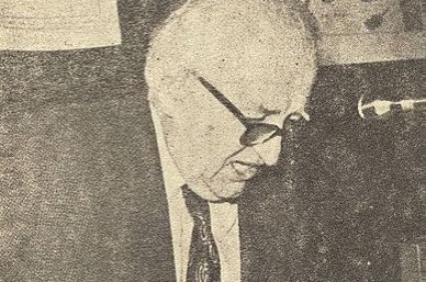 An undated photo showing Ömer Lütfi Barkan at one of his classes. 