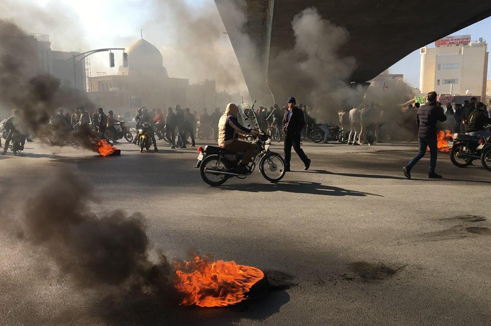 Iranian protesters rally amid burning tires during a demonstration against an increase in gasoline prices, Isfahan, Iran, Nov. 16, 2019. (AFP Photo)