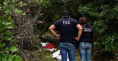 Ministerial police officers work at the site of a mass grave, where at least 166 bodies were discovered since exhumations began on August 8, at  Alvarado municipality in the Mexican southeastern state of Veracruz on September 07, 2018. (AFP Photo)