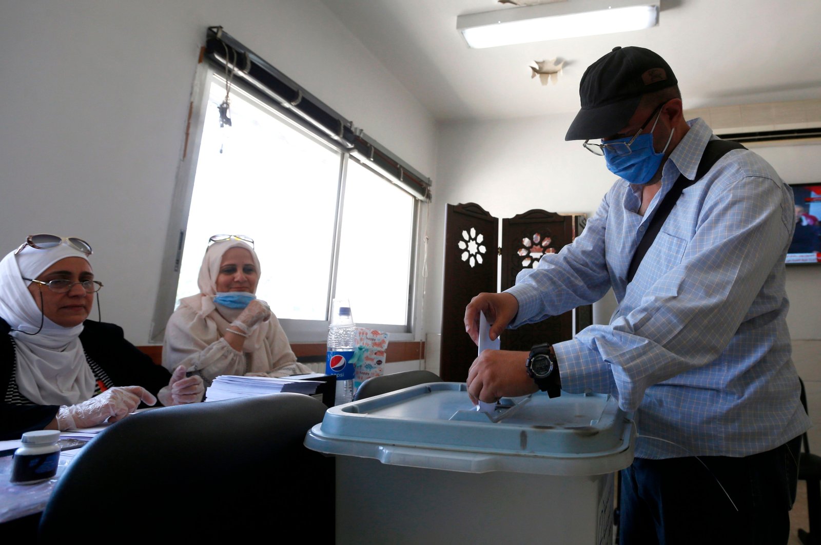 A man casts his ballot at a voting station during the parliamentary elections in Syria, Damascus, July 19, 2020. (AFP Photo)