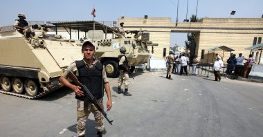 Egyptian soldiers guard the Torah prison, Cairo, Aug. 22, 2013. (EPA Photo)