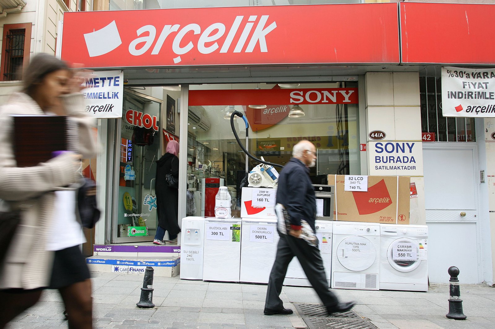 People walk past an Arçelik dealer selling washing machines and refrigerators in Istanbul, Oct. 12, 2011. (Reuters Photo)