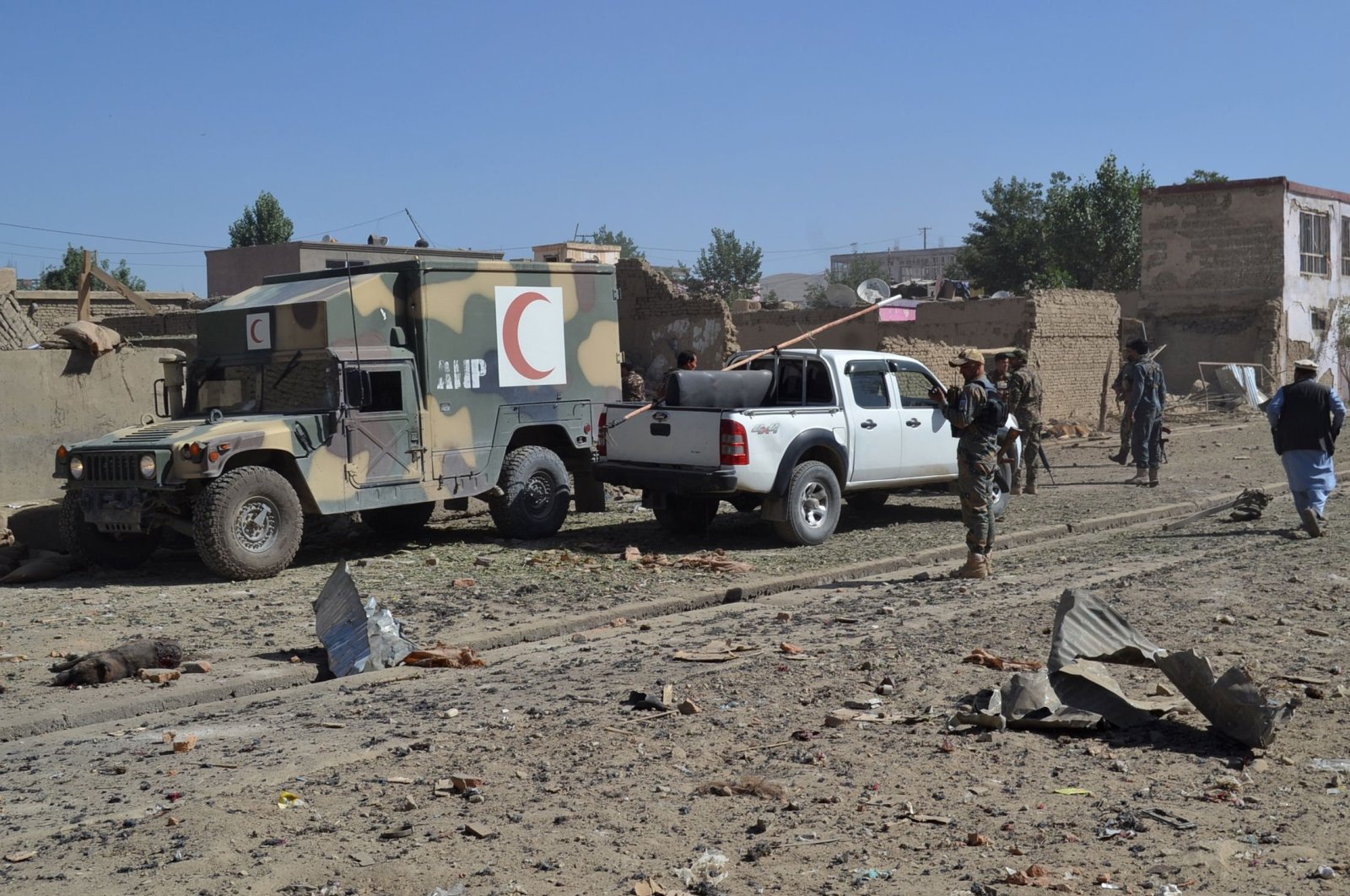 Afghan security personnel arrive at the site of a car bomb attack, Ghazni, July 7, 2019. (AFP Photo)