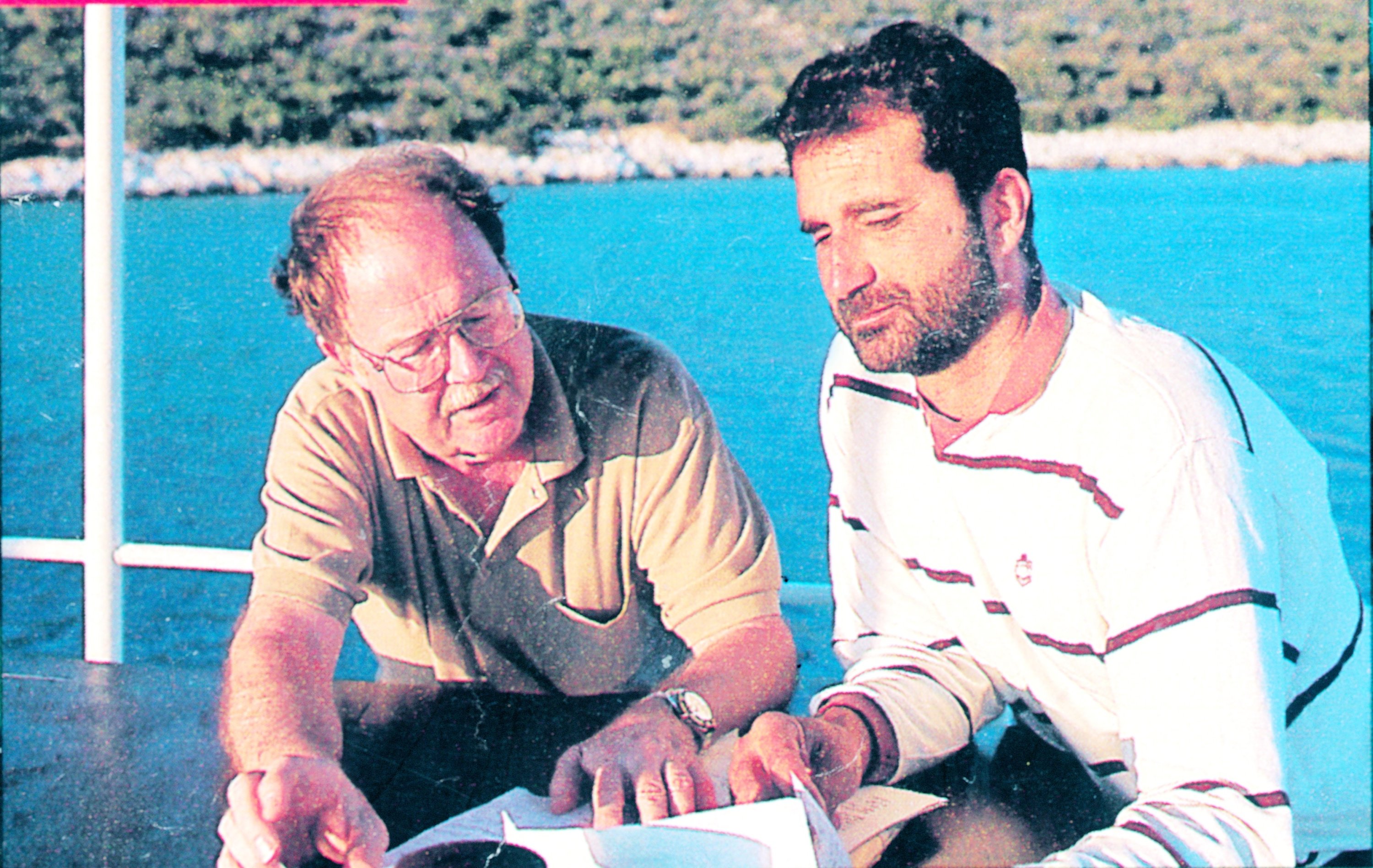 Professor George Bass (L) and researcher Tufan Turanlı examine plans to investigate the shipwreck of Uluburun in Bodrum in southwestern Turkey, Oct. 13, 2001. (FILE Photo)