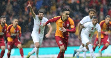 Galatasaray's Radamel Falcao prepares to take a shot during a Süper Lig match against Antalyaspor, Istanbul, Turkey, Dec. 28, 2019. (AA Photo)