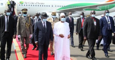 Mali's President Ibrahim Boubacar Keita walks with his Ivory Coast counterpart Alassane Ouattara upon his arrival, Bamako, July 23, 2020. (REUTERS Photo)