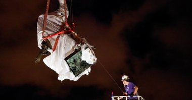 Christopher Columbus statue is being removed from the Grant Park in Chicago, Illinois, US, July 24, 2020. (Reuters Photo)