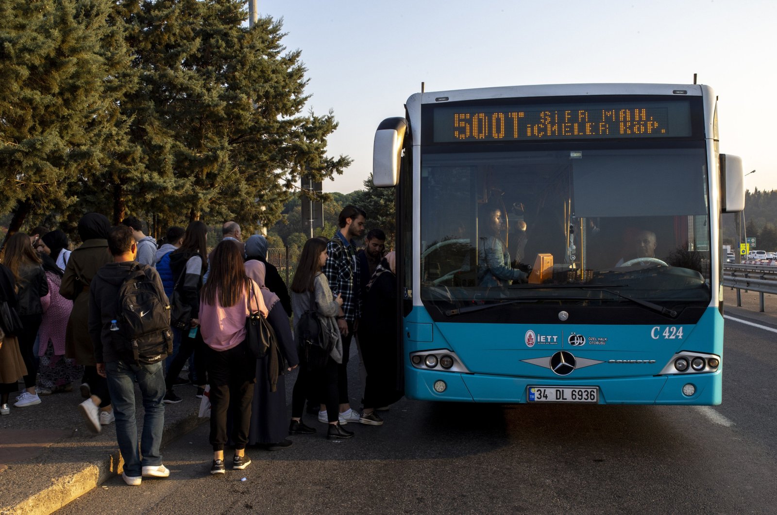 People embark on a bus in Istanbul, Turkey, Nov. 25, 2019. (AA Photo)