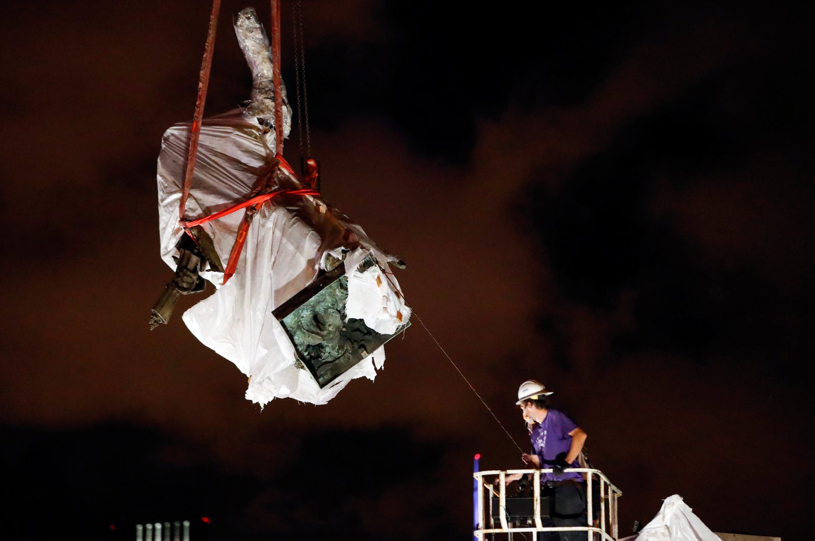 Christopher Columbus statue is being removed from the Grant Park in Chicago, Illinois, US, July 24, 2020. (Reuters Photo)