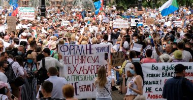 People hold banners and signs during a rally in support of Sergei Furgal, the governor of the Khabarovsk region who was arrested, in Khabarovsk, Russia, July 25, 2020. (AFP Photo)