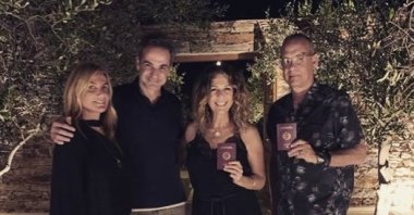 American actor and filmmaker Tom Hanks (R) poses next to his wife Rita Wilson (2nd from R), Greek Prime Minister Kyriakos Mitsotakis (2nd from L) and Mareva Grabowski (L) on Paros island, Greece, in a photo shared on Instagram on July 26, 2020. (From Instagram account of Kyriakos Mitsotakis)