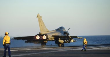 A Rafale fighter jet is ready to be catapulted from the French aircraft carrier Charles de Gaulle at the start of the Operation Arromanches 3 in east Mediterannee sea, on September 30, 2016. (AFP Photo)