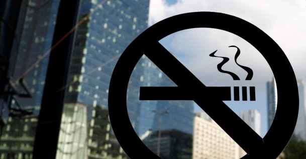 A "no smoking" sign is seen on the window of an office building in the center of Warsaw, Poland, May 12, 2017. (REUTERS Photo)