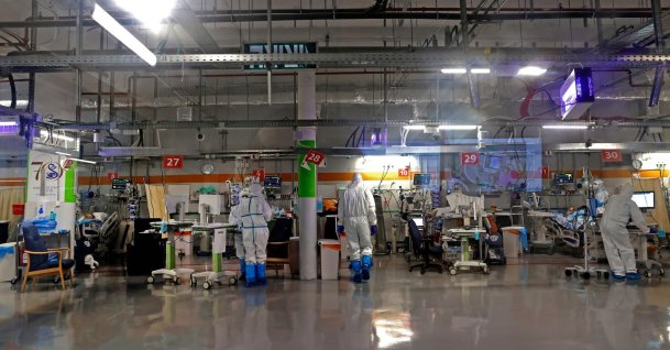 Medics work with COVID-19 patients at the isolation ward of Sheba Medical Center in Ramat Gan near the coastal city of Tel Aviv, Israel, July 29, 2020. (AFP Photo)