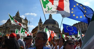 Supporters of Italy's center-left Democratic Party (PD) wave flags, Rome, Italy, Sept. 30, 2018. (AFP Photo)