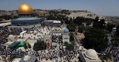 Palestinian Muslim worshippers attend the second Friday prayers of the Muslim holy month of Ramadan at Jerusalem's Al-Aqsa mosque compound on June 9, 2017. (AFP Photo)