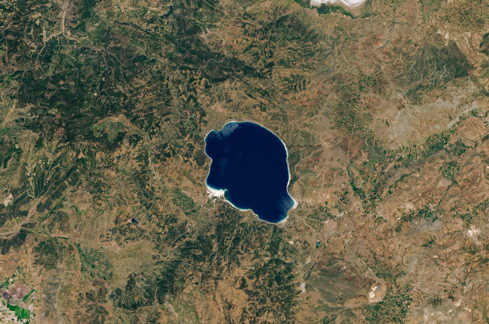A satellite image captured by the Operational Land Imager (OLI) instrument on Landsat 8 shows Turkey's Lake Salda on June 8, 2020. (Photo: Landsat 8/NASA Earth Observatory)