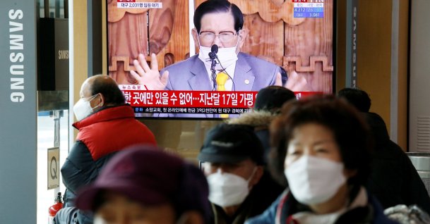 People watch a TV broadcasting a report on a news conference held by Lee Man-hee, founder of the Shincheonji Church of Jesus the Temple of the Tabernacle of the Testimony, Seoul, March 2, 2020. (REUTERS Photo)