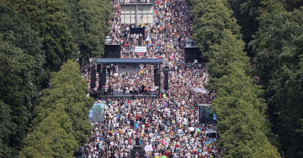 A general view shows a protest near the Brandenburg Gate against the government's restrictions amid the coronavirus disease (COVID-19) outbreak, in Berlin, Germany, August 1, 2020. (REUTERS Photo)