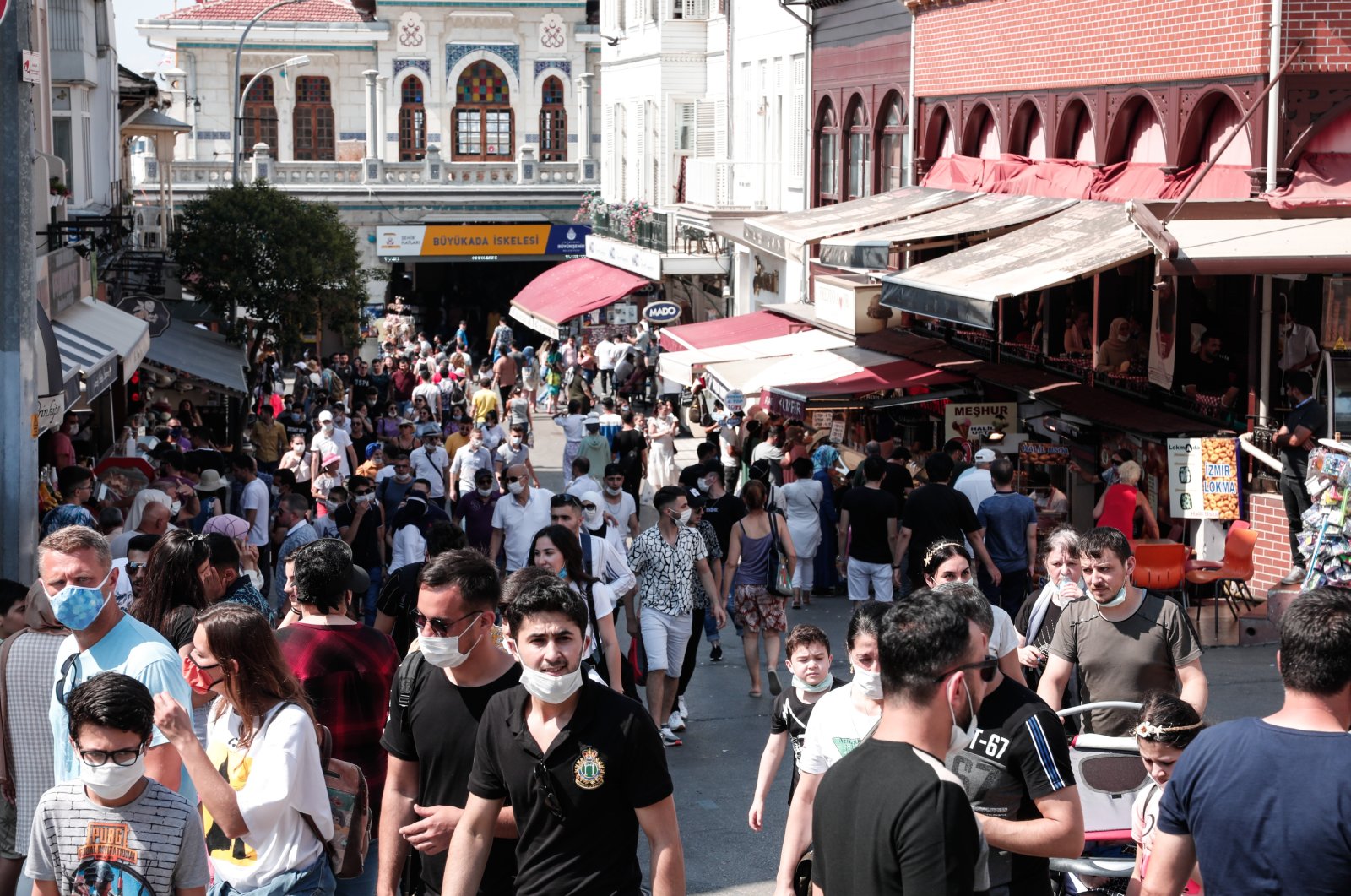 Citizens, many of them not so wary of social distancing and proper wearing of masks in Istanbul's Büyükada, August 1, 2020 (DHA Photo)