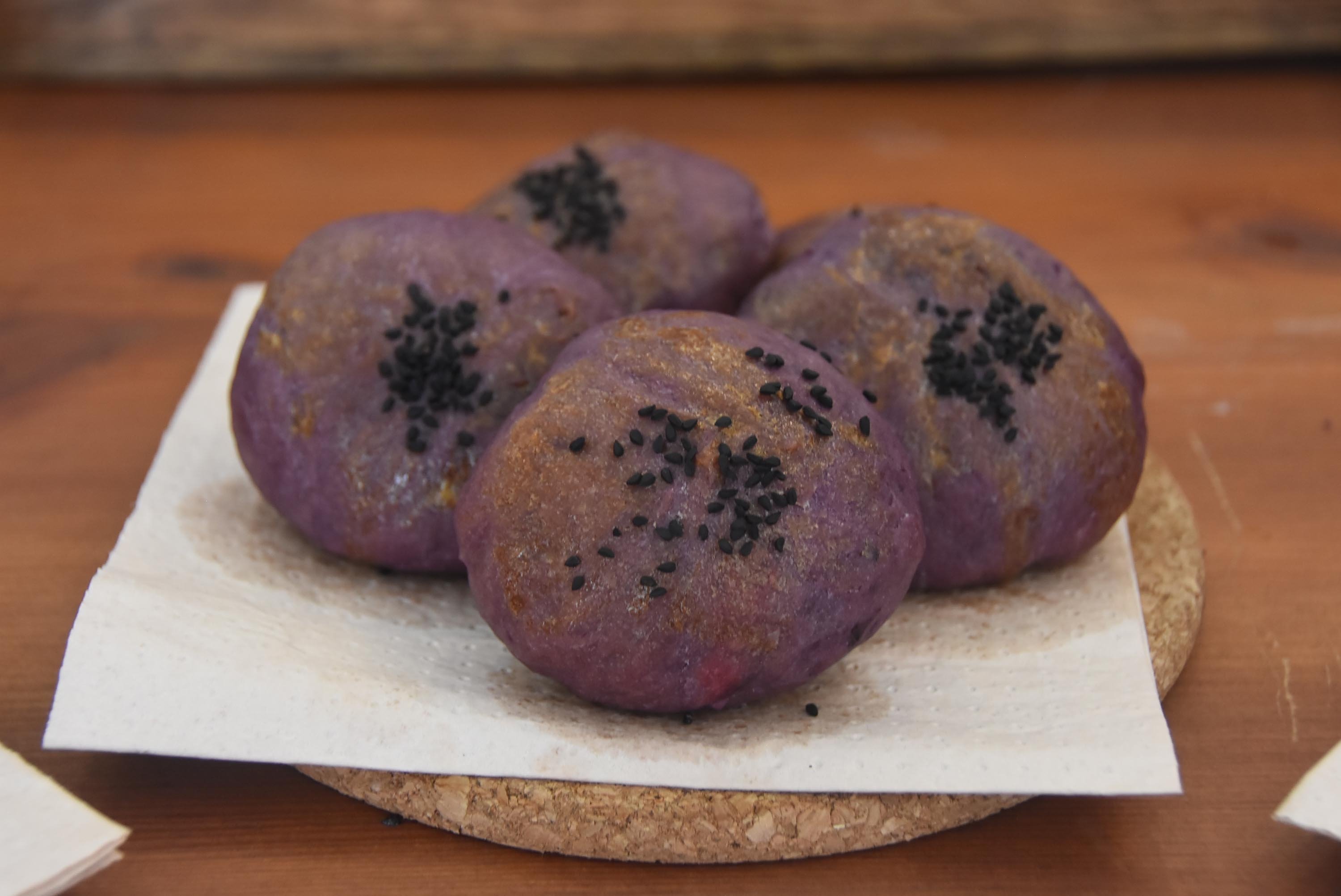 The purple bread craze has caught on nationwide, with many bakeries now producing purple baked goods in all shapes and sizes. (DHA Photo)