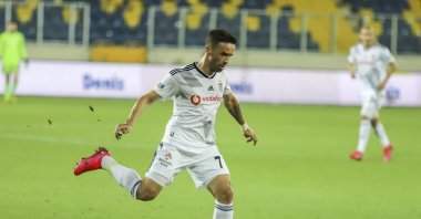 Beşiktaş's Gökhan Gönül passes the ball during a Süper Lig match against Gençlerbirliği in Ankara, Turkey, July 25, 2020. (IHA Photo)